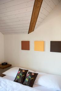 1 dormitorio con 1 cama con 2 almohadas en Auberge de la Croix Blanche, en Villarepos