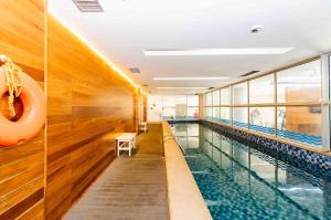 ein großes Schwimmbad in einem Gebäude in der Unterkunft Fusion Hotel em Brasília 15451 in Brasilia