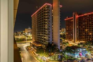 Blick auf ein hohes Gebäude in der Nacht in der Unterkunft Fusion Hotel em Brasília 15451 in Brasilia + 30 Fotos