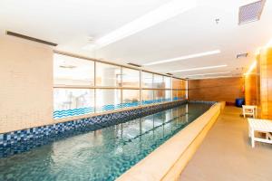 ein großes Schwimmbad in einem Gebäude in der Unterkunft Fusion Hotel em Brasília 15451 in Brasilia