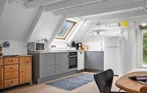 Kuchyň nebo kuchyňský kout v ubytování Holiday Home Hybenvej Ringkøbing I