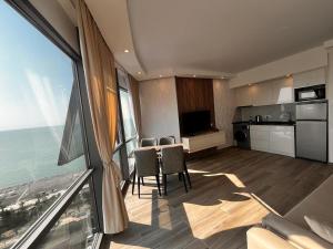 Η κουζίνα ή μικρή κουζίνα στο ORBI APART HOTEL