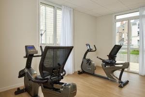 - une salle de sport avec 2 vélos d'exercice dans l'établissement Zenitude Hôtel-Résidences Saumur, à Saumur 3 autres photos