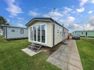 een tiny house in een yard bij Caravan In Scratby, Norfolk Ref 50071D in Great Yarmouth