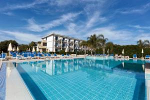 Πισίνα στο ή κοντά στο I Giardini di Athena- Athena Resort