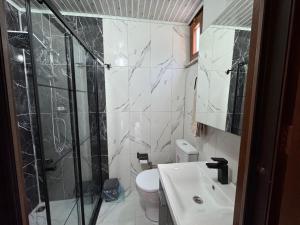 Koupelna v ubytování Kale kaya otel + 14 fotografií