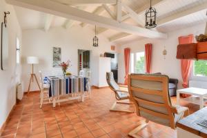a living room with a table and chairs at Jardin - Centre Noirmoutier - Maison pour 4 in Noirmoutier-en-l'lle +11 photos