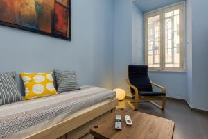 Camera con letto, sedia e tavolo di Aurora Vatican House a Roma