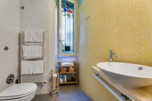 un bagno con vasca, WC e lavandino di Aurora Vatican House a Roma Altre 16 foto