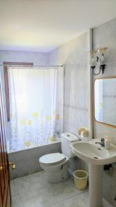 Koupelna v ubytování Casa Irama - Casa rural para grupos cerca de Aínsa - Pirineo Aragonés + 21 fotografií