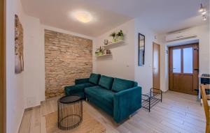Posedenie v ubytovaní Two-Bedroom Apartment In Peroj