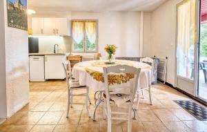 une cuisine et une salle à manger avec une table et des chaises dans l'établissement Charmante Maison À La Campagne, à Saint-Crépin-et-Carlucet