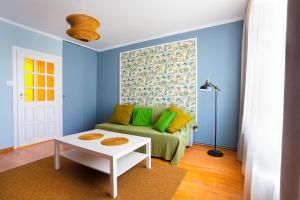 una sala de estar con un sofá y una mesa en Apartament Danusia, en Kołobrzeg