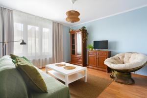 una sala de estar con un sofá y una mesa en Apartament Danusia, en Kołobrzeg