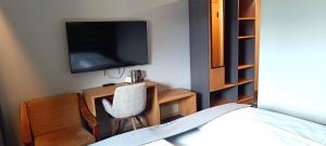 Uma TV ou centro de entretenimento em Hotel Simader