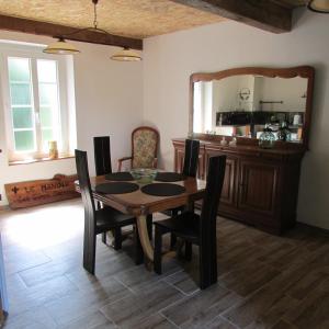 a dining room with a table and chairs and a mirror at Chambre Fleur de Lys in Questrecques +27 photos