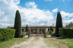マルタにあるAgriturismo La Vita è Bellaの門と木の二本の家