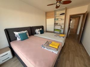 En eller flere senge i et værelse på Hana Apartments