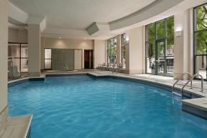 Kolam renang di atau dekat dengan Embassy Suites Lincoln