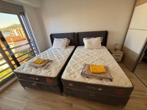 En eller flere senge i et værelse på Hana Apartments