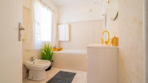 Koupelna v ubytování Family House + 23 fotografií