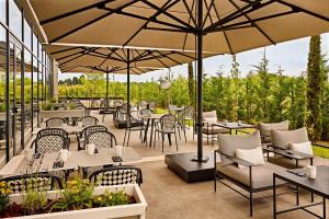 Zahrada ubytování Courtyard by Marriott Lyon Eurexpo Stadium