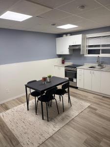 Φωτογραφία από το άλμπουμ του 1 Bedroom spacious basement σε Kenora