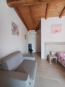 salon z kanapą i łóżkiem w obiekcie Sole&Sale w mieście San Teodoro
