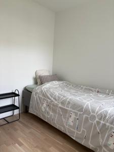 Giường trong phòng chung tại Cozy two bedroom apartment close to Westfield Täby Centrum