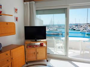 TV a/nebo společenská místnost v ubytování Apartamentos El Puerto 3000