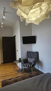 Televízia a/alebo spoločenská miestnosť v ubytovaní Black Room Apartment