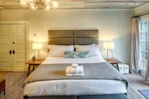 una camera da letto con un letto grande con un orsacchiotto sopra di 1st floor King Suite Downtown Boutique Hotel a Savannah Altre 7 foto