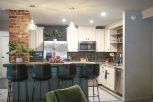 Η κουζίνα ή μικρή κουζίνα στο King and Queen Suite 1st Floor Sleeps 6