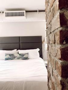 Ένα ή περισσότερα κρεβάτια σε δωμάτιο στο King and Queen Suite 1st Floor Sleeps 6