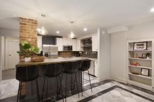 Η κουζίνα ή μικρή κουζίνα στο King and Queen Suite 1st Floor Sleeps 6