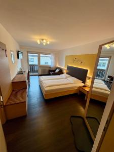 Postel nebo postele na pokoji v ubytování Garni Apparthotel St Valentin + 98 fotografií