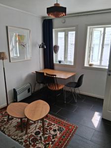 a dining room with a table and chairs and windows at Appartement calme et central sur Bergen in Bergen +17 photos