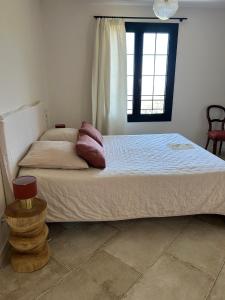 une chambre avec un grand lit avec une fenêtre dans l'établissement Casa di l’alivi, à Santa-Reparata-di-Balagna