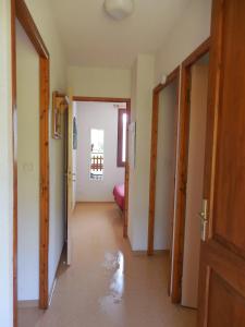 En eller flere senge i et værelse på Appartement confortable à Ignaux, 31 m² avec piscine