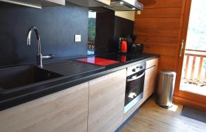 ヴォジャニーにあるVAUJANYLOCATIONS - Silenes04のシンクとコンロのあるキッチン