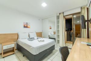 Un dormitorio con una cama y un escritorio y un escritorio. en Life Resort Hotel em Brasília 49259, en Brasilia