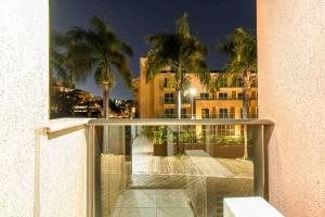 balcón con vistas a un edificio con palmeras en Life Resort Hotel em Brasília 49259, en Brasilia