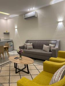 a living room with a couch and chairs and a table at بلو هيفن in As Sayl aş Şaghīr