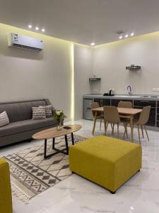 a living room with a couch and a table at بلو هيفن in As Sayl aş Şaghīr