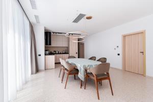 Η κουζίνα ή μικρή κουζίνα στο Penthouse Deosebit Frontal la Mare, pe Faleza din Eforie Nord - Situat la etajul 4 în locația Amaris Aparthotel