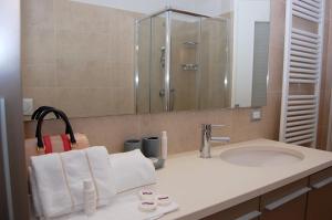 een badkamer met een wastafel en een spiegel bij Casa Roberto in Treviso