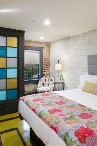 Ένα ή περισσότερα κρεβάτια σε δωμάτιο στο Double Queen Suite 1st Floor Boutique Hotel