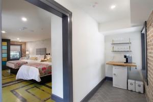 Ένα ή περισσότερα κρεβάτια σε δωμάτιο στο Double Queen Suite 1st Floor Boutique Hotel