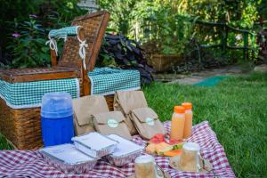 a picnic blanket with food on it on the grass at Saíra Recanto de Serra in Mulungu +120 photos