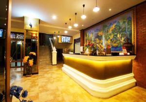 un vestíbulo con un bar con una pintura en la pared en i Boutique Hotel en Pluak Daeng